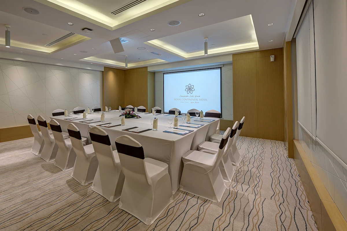 اتاق کنفرانس هتل رویال کانتیننتال دبی